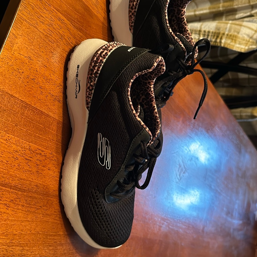 Woman’s size 8 Sketchers sketch-Air tennis shoe, like new condition.